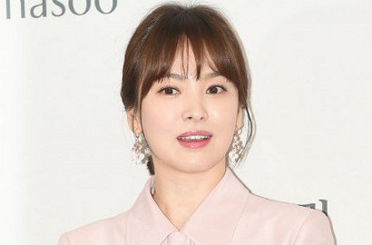 Cantik Serba Pink, Imutnya Song Hye Kyo Malu-Malu Diminta Pose Seperti Ini