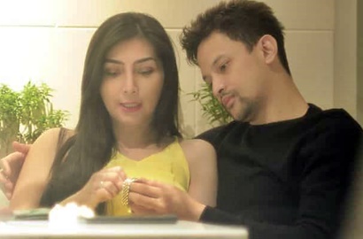 Lucky Perdana Tulis Pesan Manis, Perut Besar Sang Istri Jadi Sorotan Netter