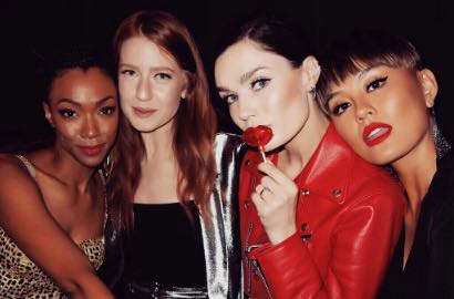 Kalahkan Girls Squad, Agnes Monica Tampil Seksi Bareng Geng Internasional