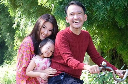 Tunggu Suami Pulang Kerja Hingga Tertidur di Sofa, Sarwendah Dipuji Istri Idaman