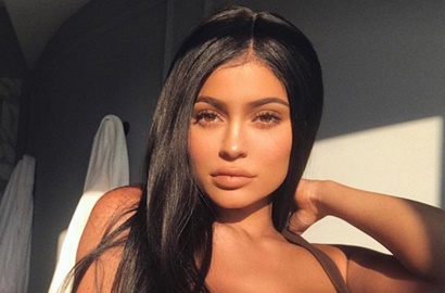 Bentuk Bibir Makin Penuh, Kylie Jenner Suntik Filler Lagi?