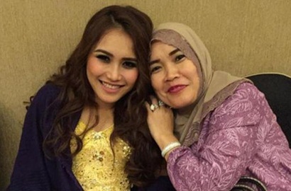 Pamer Video Enerjik Berolahraga, Ibu Ayu Ting Ting Malah Dibully 'Nenek Rempong'