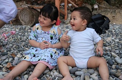 Bikin Ngakak, Begini Cara Kocak Arsy Putri Ashanty Paksa Gendong dan Minum Adiknya