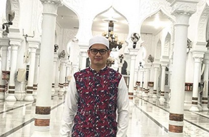 Tommy Kurniawan Tuai Pro-Kontra Pamer Ketiduran Pakai Peci, Netter: Mau Ibadah Apa Tidur?
