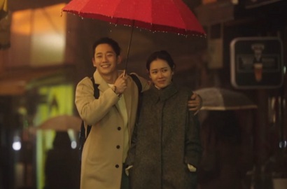 Jalan Berdua, Jung Hae In Romantis Rangkul dan Payungi Son Ye Jin di Teaser 'Pretty Noona'