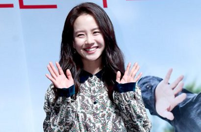 Foto Proses Syuting Dirilis, Song Ji Hyo Tatap Mesra Shin Ha Kyun di 'Wind Wind Wind'