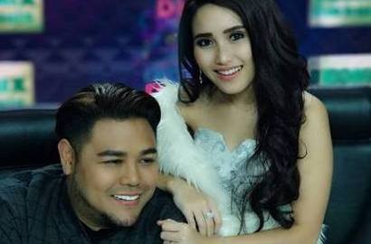 Ivan Gunawan Ingin 'Cium' Ayu Ting Ting di Foto Ini, Netter : Udah Jadian?