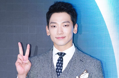 Liburan di Macau, Rain Tampil Ganteng Ikut Tren Pakai 'Dad Sneakers'