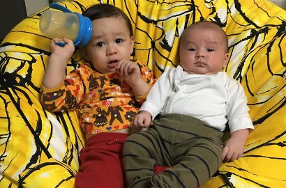 Lucunya William Hammington dengan Polos Jadikan Betley Sebagai Bantal di Video Ini