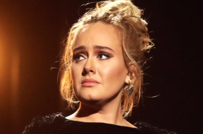 Khawatir Cuaca Bikin Suara Bermasalah, Adele Tunda Penampilan