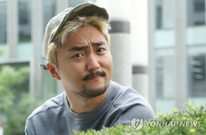 Sempat Viral, YG Ent. Resmi Rilis Case Ponsel Wajah Kocak Yoo Byung Jae
