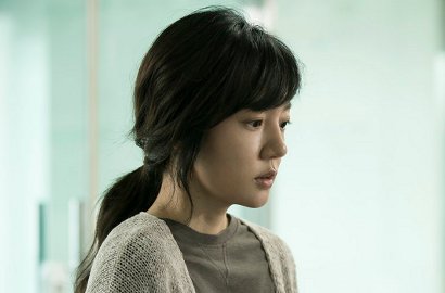 Duduk Berjauhan dengan Aktor Ini, Lim Soo Jung Menatap Tajam di Poster 'Mothers'
