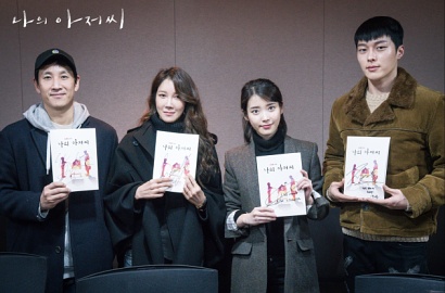 Bahagianya IU Duduk Bareng Lee Sun Gyun cs di Poster 'My Ajusshi'