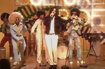 Rilis MV 'Walk It Talk It', Lucunya Migos dan Drake Usung Tema 70-an