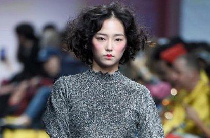 Ye Eun Perdana Jadi Model, CLC Datang Beri Dukungan