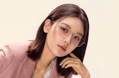 Nyentrik dan Umbar Bahu Mulus di Foto-Foto Ini, Sooyoung Dipuji Netter