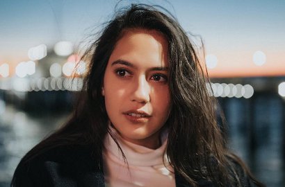Pakai Kaus Tipis, Bagian Dada Pevita Pearce Gagalkan Fokus Netter