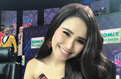 Pakai Wig, Ayu Ting Ting Disebut Tiru Nagita Slavina dan Jenita Janet