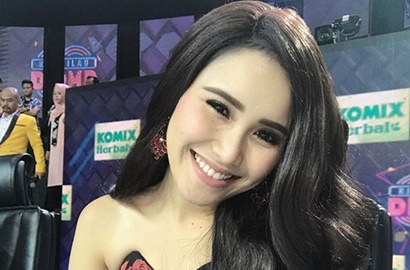 Ayu Ting Ting Cium Tangan Nenek Pengunjung Tokonya, Fans Makin Cinta