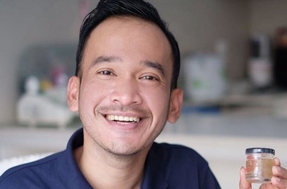 'Salip' Jokowi, Ruben Onsu Langsung Beri Kursi Roda ke Penyandang Disabilitas Ini