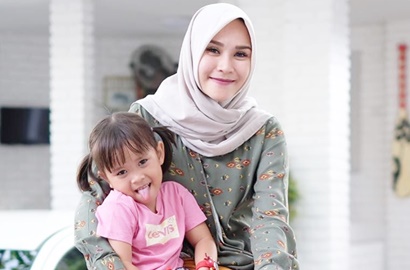 Baru Berusia 4 Tahun, Lucunya Anak Zaskia Adya Mecca Bikin Tutorial Make-Up