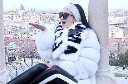 Tampil Cantik, Syahrini Malah Dibilang Mirip 'Shaun the Sheep' Gara-Gara Jaket