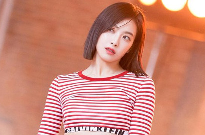 Victoria Tantang Fans Lipat Lengan Seperti Ini, Berani Coba?