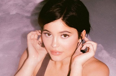 Pamer Selfie, Begini Gaya Kylie Jenner Adu Unyu Bareng Stormi