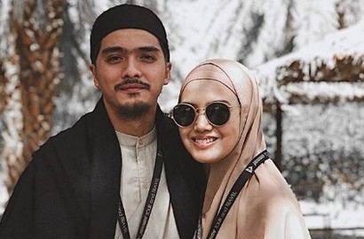 Umroh Berdua, Ricky Harun dan Herfiza Tahan Rindu Bertemu Anak