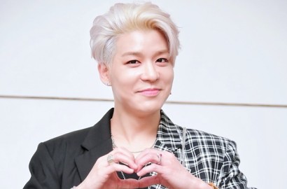 Tiba di Bali, Kang Sung Hoon Sechs Kies Ramah Sapa Fans di Bandara