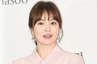 Pamer Gaya Rambut Baru, Cantiknya Song Hye Kyo Hadiri Acara di Busan