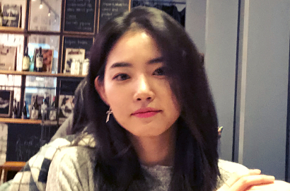 Tampil Cantik dengan Gaun Ala Musim Semi, Hwang Seung Un Jatuh di Seoul Fashion Week