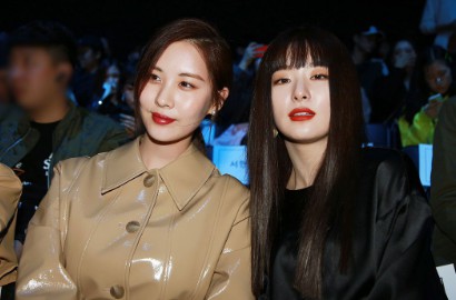 Saling Genggam Tangan, Seohyun dan Seulgi Tunjukkan Kedekatan di Seoul Fashion