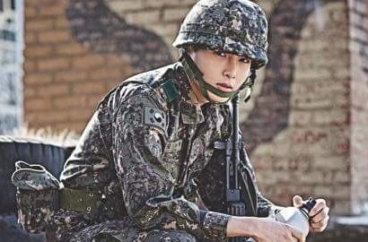 Ryeowook Super Junior Tampil Gagah Pegang Senjata di Pemotretan Majalah Militer