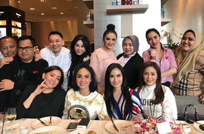 Sempat Salfok ke Iis Dahlia, Senyuman Melly Goeslaw Malah Dapat Pujian Netter