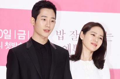 Tunjukkan Sikap Romantis Saat Hujan, Jung Hae In Bikin Son Ye Jin Tersenyum di 'Pretty Noona'