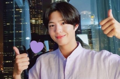 Jalan-Jalan di Chili, Park Bo Gum Polos Tanpa Makeup dan Foto Bareng Fans
