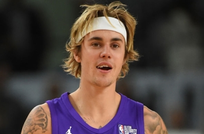 Hebohkan Fans, Justin Bieber Ngobrol Hingga Selonjoran Bareng Tunawisma