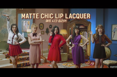 Tampil Beda, Red Velvet Super Seksi Pakai Lipstik Tebal di Iklan Baru