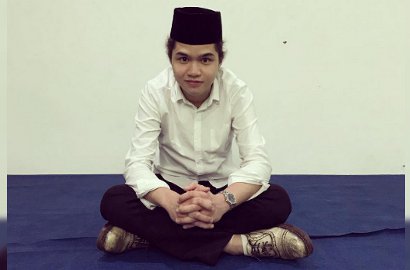 Dul Jaelani Ganteng Pakai Peci, Dicibir Gara-Gara Sepatu Injak Karpet Musala