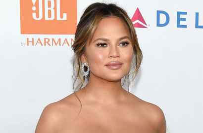 Hamil Besar, Chrissy Teigen Nyaris Ditabrak Pengendara Sepeda