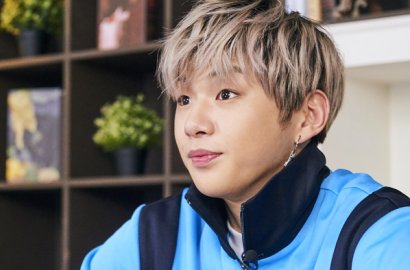 Kang Daniel Asyik Ngemil Sambil Baca Komik di Poster 'Dangerous Outside Blanket'