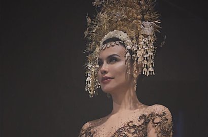 Beredar Video Sophia Latjuba Kepleset Nyaris Jatuh di Show Anne Avantie, Kegedean Hiasan?