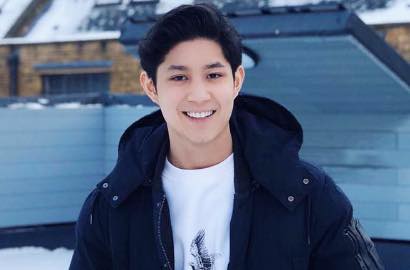 Teuku Rassya Gendong Adik Tiri, Nama Sang Bayi Curi Perhatian