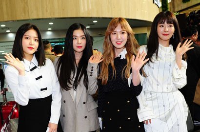 Tampil di KorUt, Red Velvet Ngobrol Hingga Foto Bareng Kim Jong Un