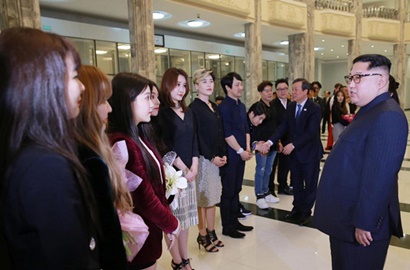 Merasa Terhormat Bisa Jabat Tangan dengan Kim Jong Un, Red Velvet Dikritik