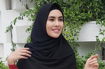 Puisi 'Ibu Indonesia' Dianggap Melecehkan Islam, Umi Pipik Hingga Kartika Putri Sindir Sukmawati