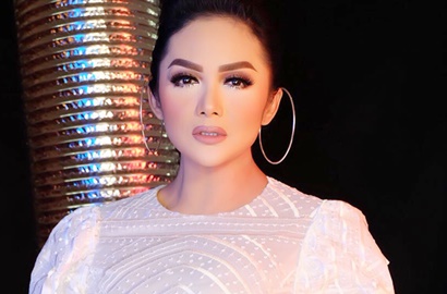 Krisdayanti Tampil Anggun, Tangan Berurat Jadi Perbincangan Netter