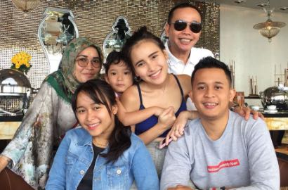 Ayu Ting Ting Dihina Mirip Lucinta Luna, Umi Kalsum Merasa Anak Dizalimi?