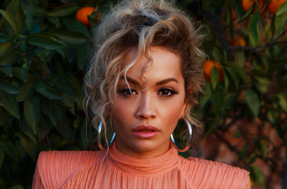 Peringati Hari Paskah, Rita Ora Tampil Sebagai Kelinci Seksi